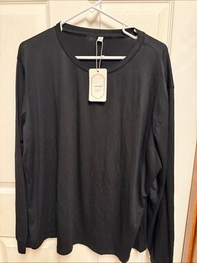 Women's Black Long-Sleeve Crewneck Tee